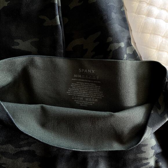SPANX Look At Me Now Seamless Leggings Green Camo Size Medium High Rise Slimming - Picture 15 of 16